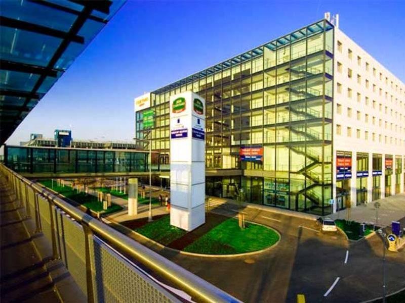 Courtyard By Marriott Prague Airport Hotel Buitenkant foto